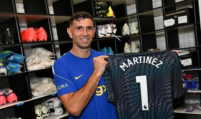 Chelsea official: Dibu Martinez switches to No. 1 shirt